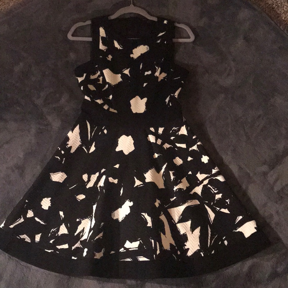 Banana Republic White and Black Pattern - Picture 6 of 8